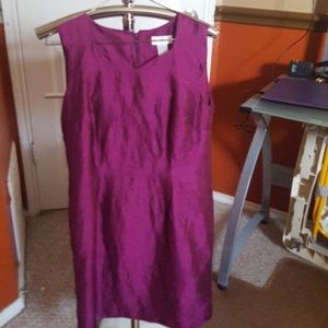 Fully lined v-neck sleeveless magenta dress.